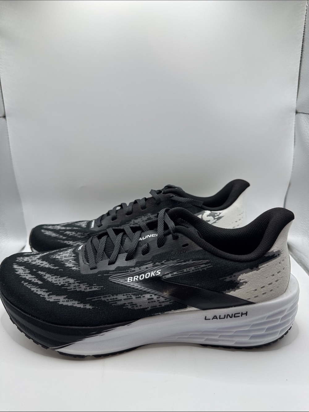 Brooks Launch 11 Running Shoe - Black & White - Picture 4 of 7